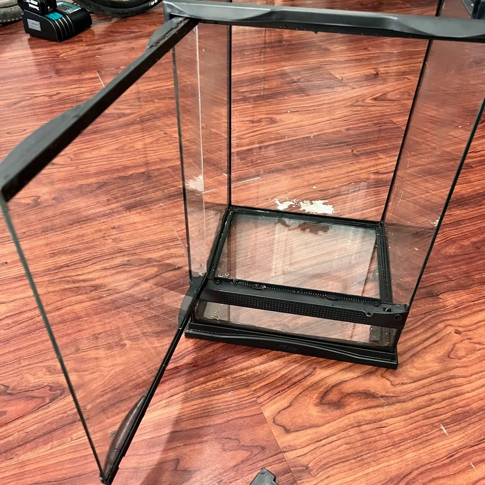 Naturalistic terrarium enclosure